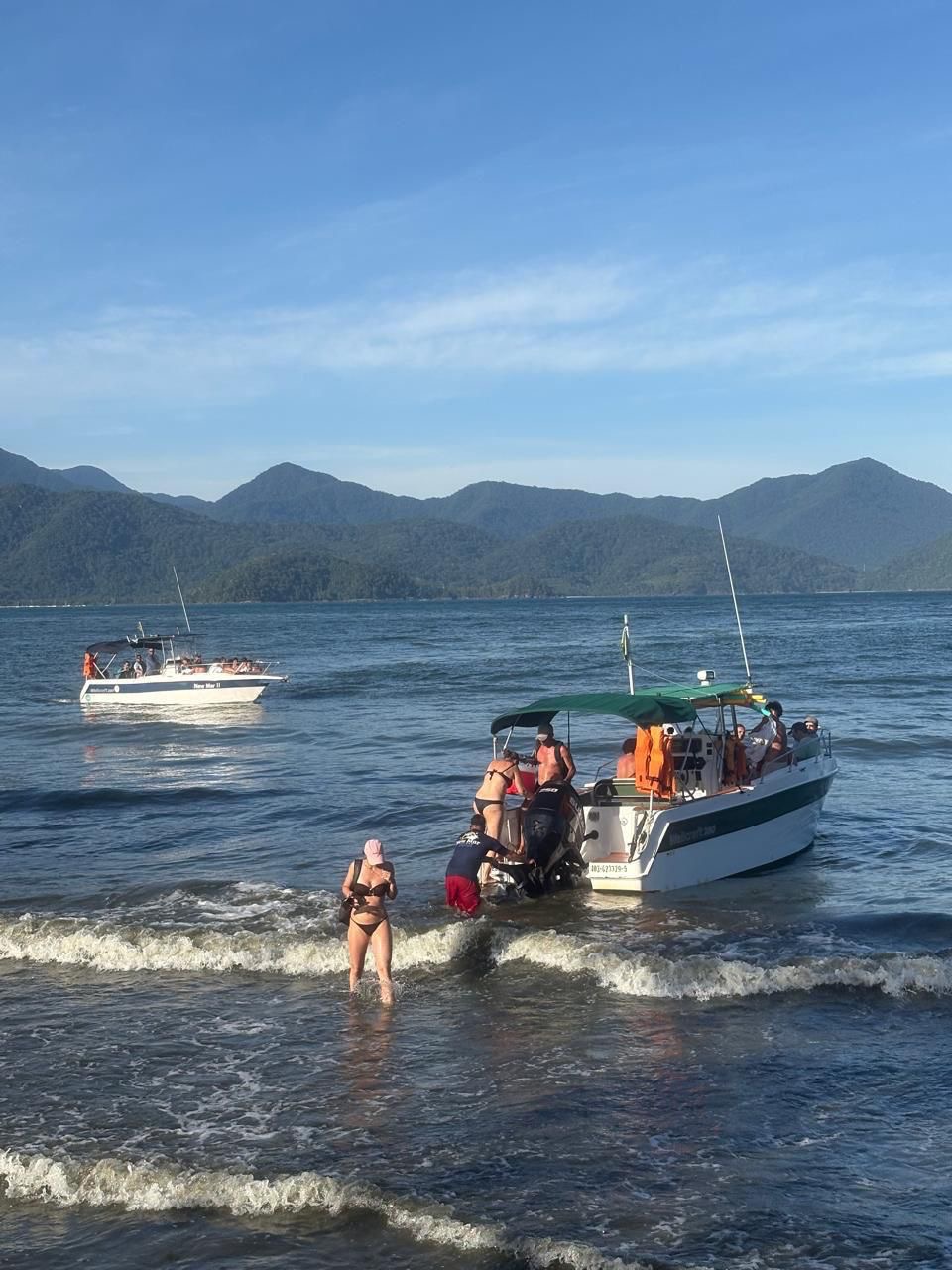 Passeio de lancha compartilhada em Itaguá · saída 10h 5