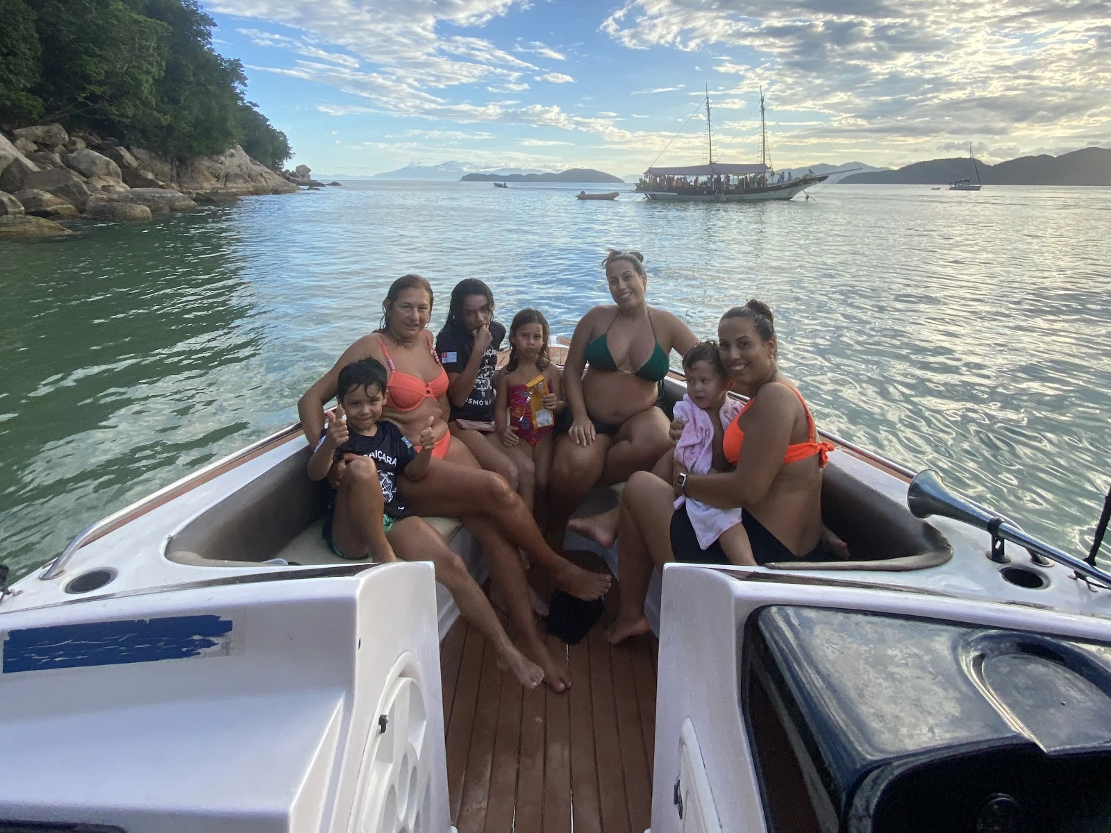 Passeio de lancha compartilhada em Lázaro 2