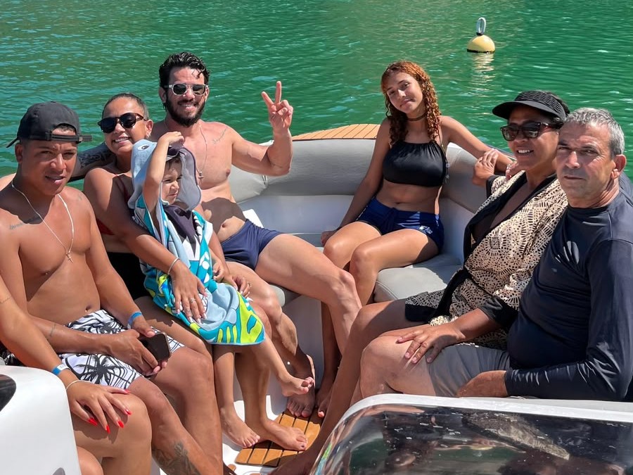 Passeio de lancha compartilhada em Enseada 2