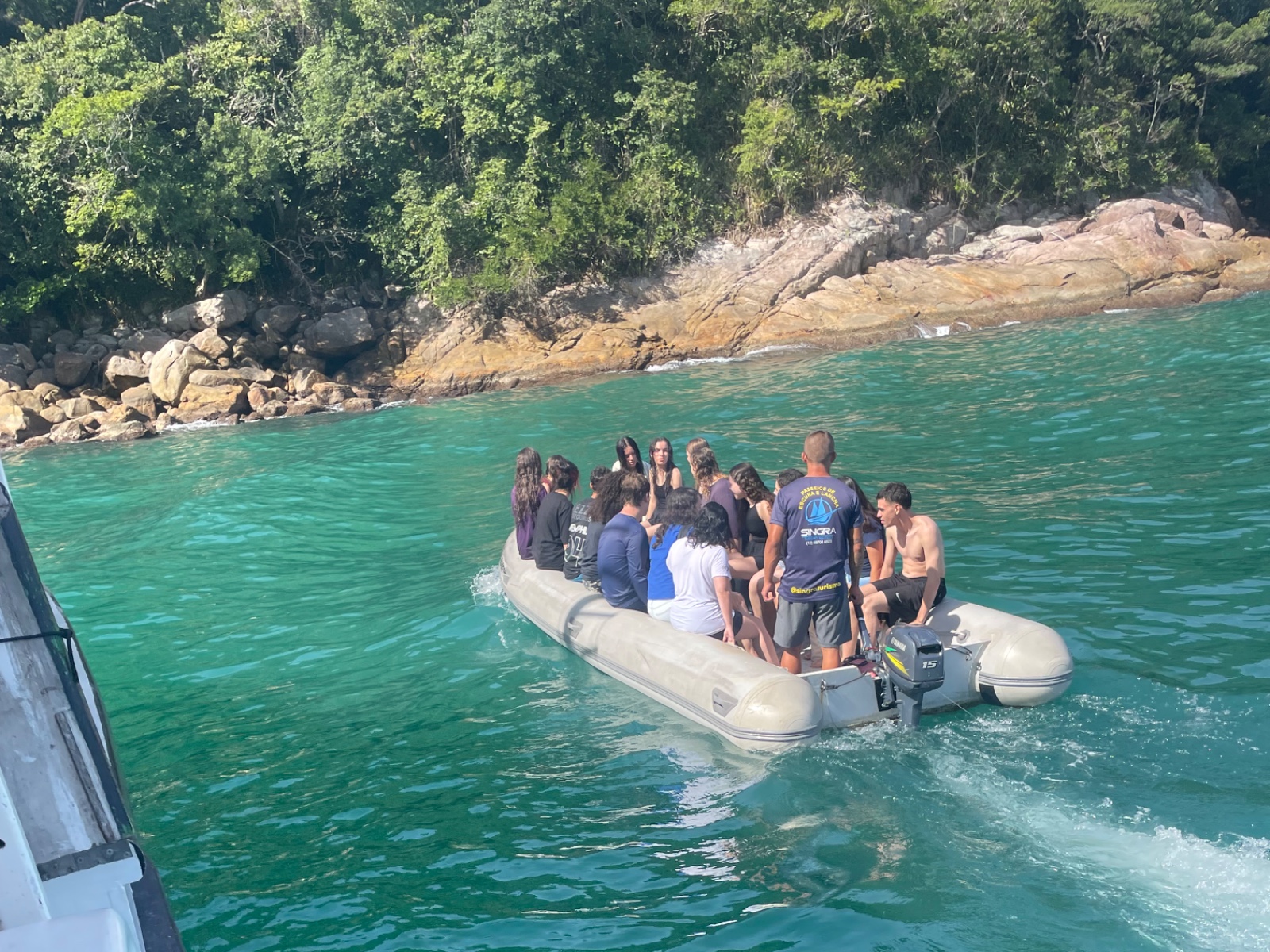Passeio de escuna compartilhada em Saco da Ribeira · saída 10h50 2