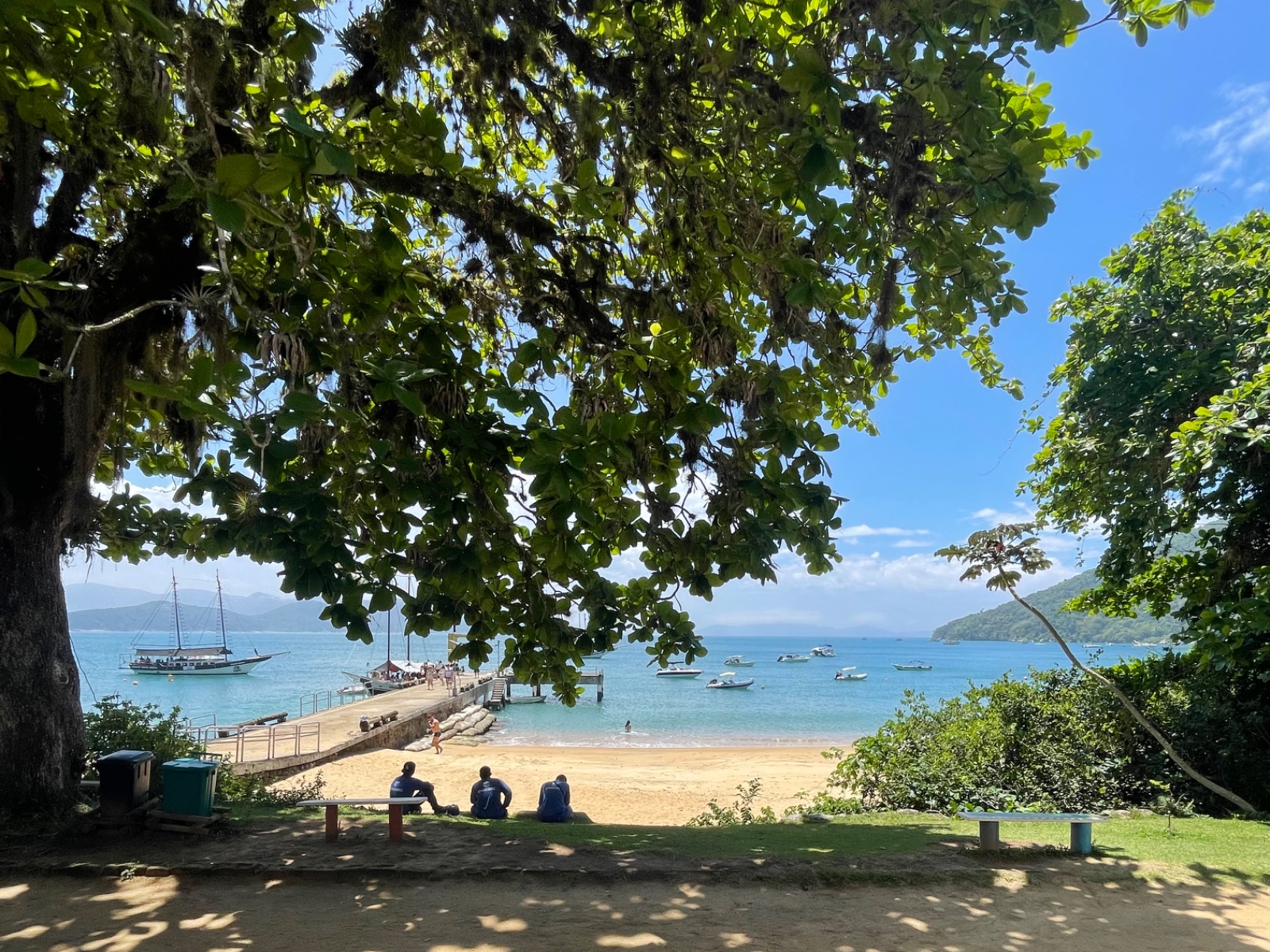 Passeio de escuna compartilhada em Saco da Ribeira · saída 10h50 4