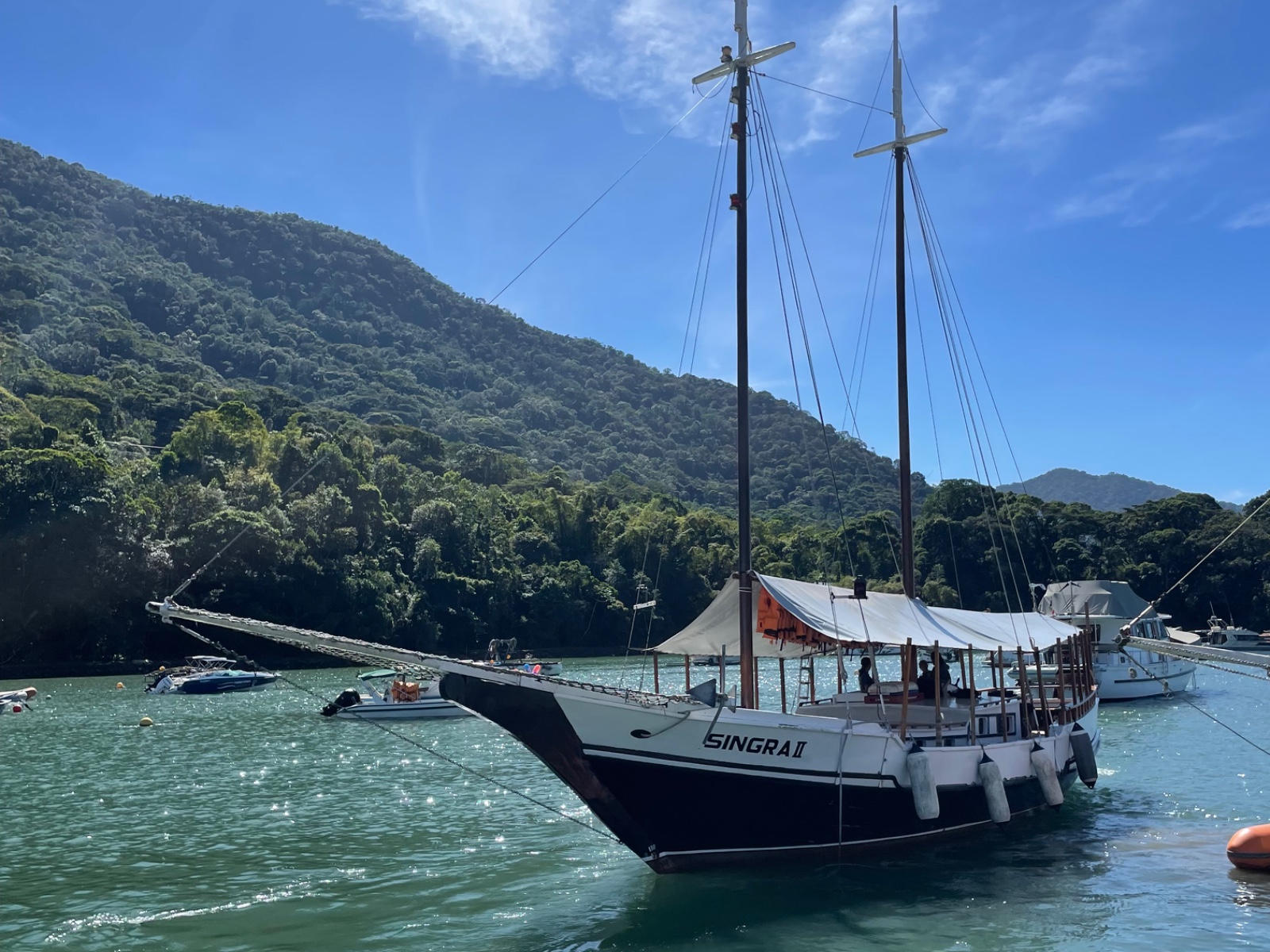 Passeio de escuna compartilhada em Saco da Ribeira · saída 10h50 5
